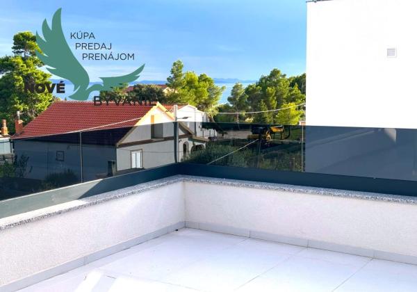 Luxusná novostavba vila s bazénom blízko mora a výhľadom na more v Chorvátsku na ostrove