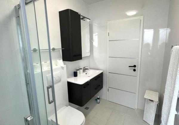 Luxusná novostavba vila s bazénom blízko mora a výhľadom na more v Chorvátsku na ostrove