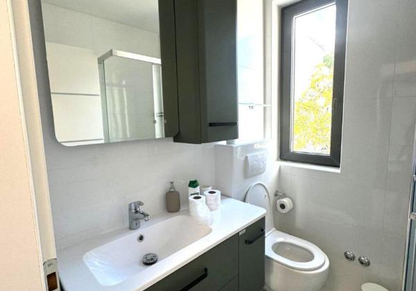 Luxusná novostavba vila s bazénom blízko mora a výhľadom na more v Chorvátsku na ostrove