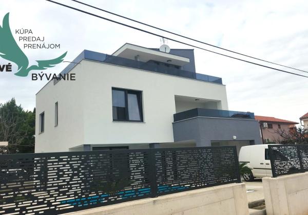 Luxusná novostavba vila s bazénom blízko mora a výhľadom na more v Chorvátsku na ostrove