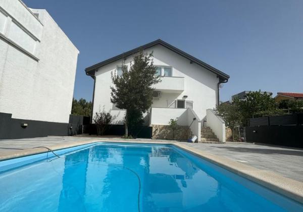 Dom s bazénom a garážou len 70m od mora v Chorvátsku na ostrove Vir - Prezida