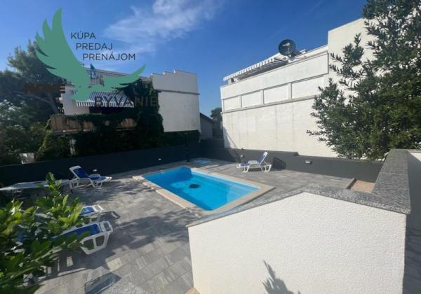 Dom s bazénom a garážou len 70m od mora v Chorvátsku na ostrove Vir - Prezida