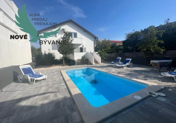 Dom s bazénom a garážou len 70m od mora v Chorvátsku na ostrove Vir - Prezida