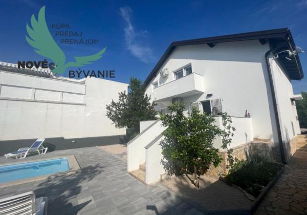 Dom s bazénom a garážou len 70m od mora v Chorvátsku na ostrove Vir - Prezida