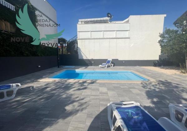 Dom s bazénom a garážou len 70m od mora v Chorvátsku na ostrove Vir - Prezida