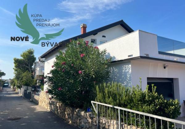 Dom s bazénom a garážou len 70m od mora v Chorvátsku na ostrove Vir - Prezida