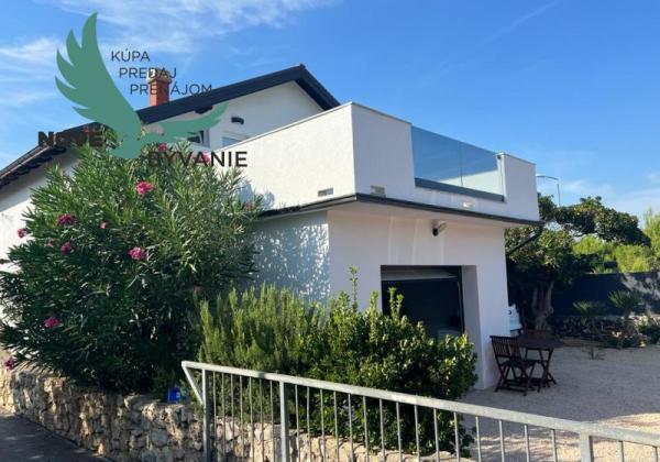 Dom s bazénom a garážou len 70m od mora v Chorvátsku na ostrove Vir - Prezida