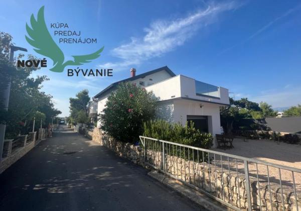 Dom s bazénom a garážou len 70m od mora v Chorvátsku na ostrove Vir - Prezida