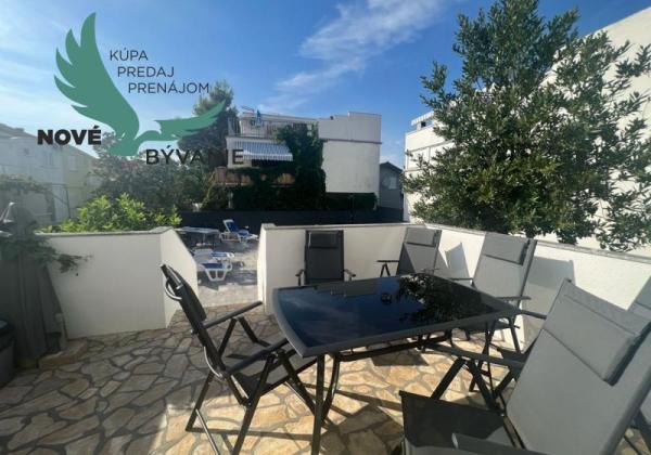 Dom s bazénom a garážou len 70m od mora v Chorvátsku na ostrove Vir - Prezida