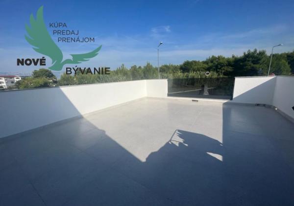 Dom s bazénom a garážou len 70m od mora v Chorvátsku na ostrove Vir - Prezida