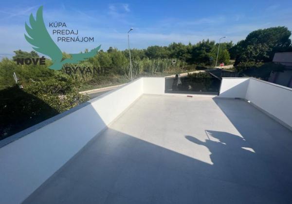 Dom s bazénom a garážou len 70m od mora v Chorvátsku na ostrove Vir - Prezida