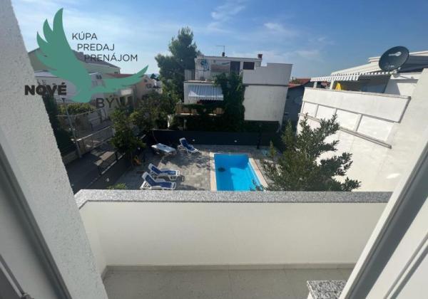 Dom s bazénom a garážou len 70m od mora v Chorvátsku na ostrove Vir - Prezida