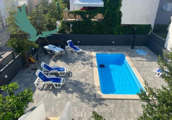 Dom s bazénom a garážou len 70m od mora v Chorvátsku na ostrove Vir - Prezida