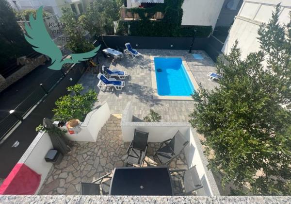 Dom s bazénom a garážou len 70m od mora v Chorvátsku na ostrove Vir - Prezida