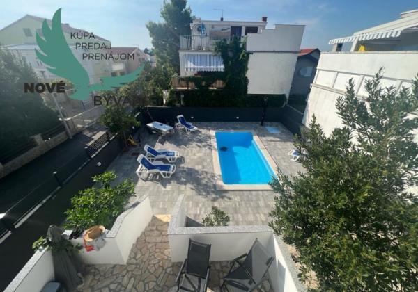 Dom s bazénom a garážou len 70m od mora v Chorvátsku na ostrove Vir - Prezida