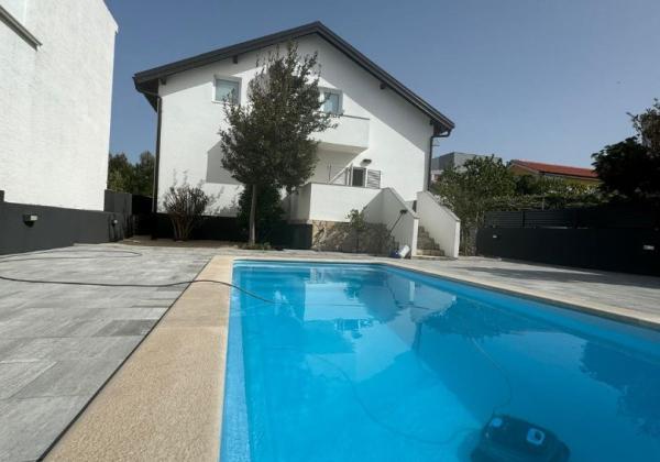 Dom s bazénom a garážou len 70m od mora v Chorvátsku na ostrove Vir - Prezida