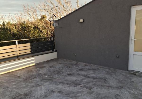 Novostavba apartmánu v centre ostrova Vir -Chorvátsko