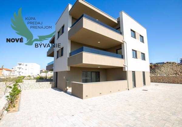 Novostavba apartmánu so záhradou blízko mora v Chorvátsku-Novalja-Pag