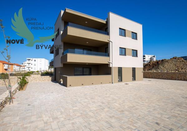 Novostavba apartmánu so záhradou blízko mora v Chorvátsku-Novalja-Pag