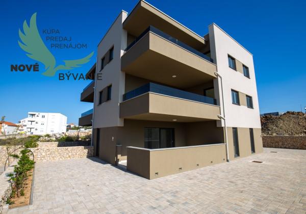Novostavba apartmánu so záhradou blízko mora v Chorvátsku-Novalja-Pag