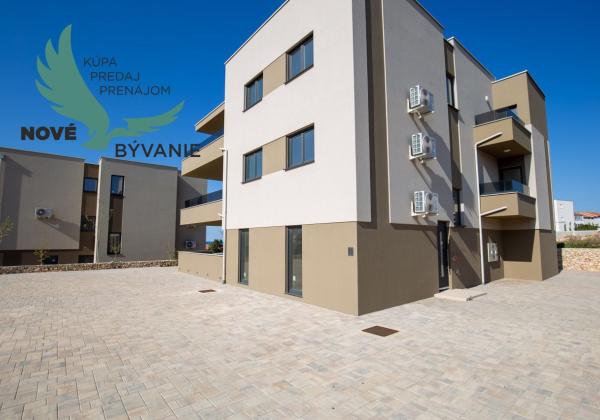 Novostavba apartmánu so záhradou blízko mora v Chorvátsku-Novalja-Pag