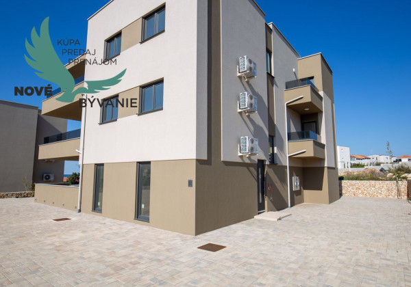 Novostavba apartmánu so záhradou blízko mora v Chorvátsku-Novalja-Pag