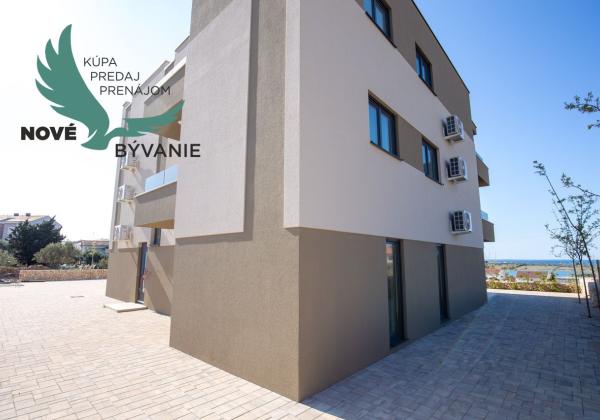 Novostavba apartmánu so záhradou blízko mora v Chorvátsku-Novalja-Pag
