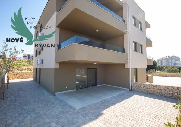 Novostavba apartmánu so záhradou blízko mora v Chorvátsku-Novalja-Pag