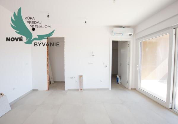 Novostavba apartmánu so záhradou blízko mora v Chorvátsku-Novalja-Pag