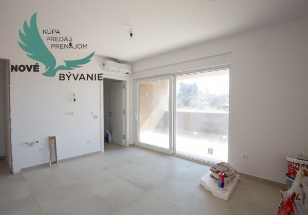 Novostavba apartmánu so záhradou blízko mora v Chorvátsku-Novalja-Pag