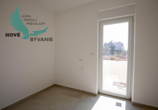 Novostavba apartmánu so záhradou blízko mora v Chorvátsku-Novalja-Pag