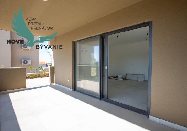 Novostavba apartmánu so záhradou blízko mora v Chorvátsku-Novalja-Pag