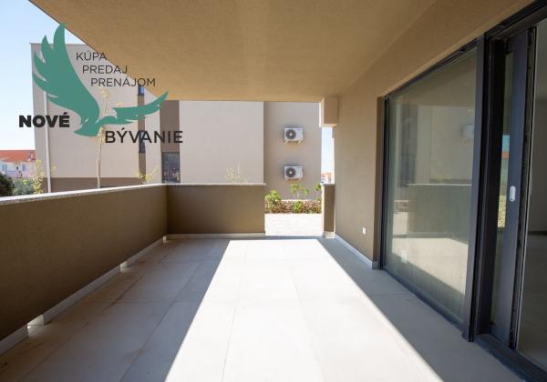 Novostavba apartmánu so záhradou blízko mora v Chorvátsku-Novalja-Pag