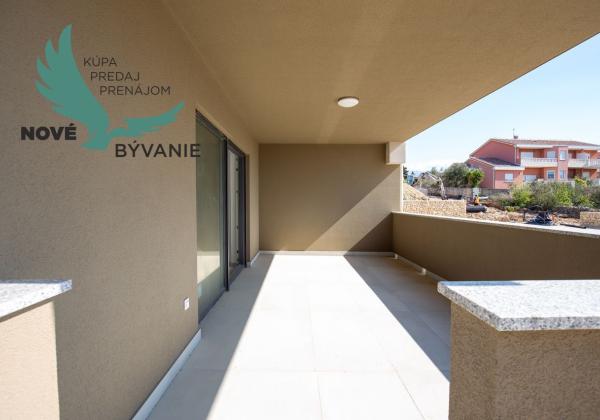 Novostavba apartmánu so záhradou blízko mora v Chorvátsku-Novalja-Pag