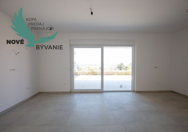 Novostavba apartmánu so záhradou blízko mora v Chorvátsku-Novalja-Pag