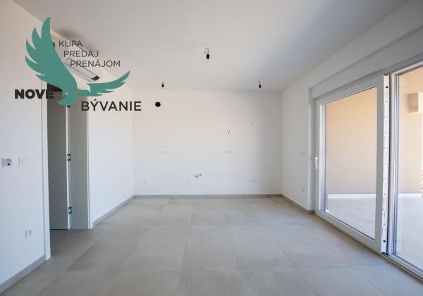 Novostavba apartmánu so záhradou blízko mora v Chorvátsku-Novalja-Pag