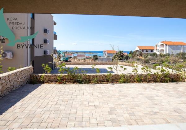 Novostavba apartmánu so záhradou blízko mora v Chorvátsku-Novalja-Pag