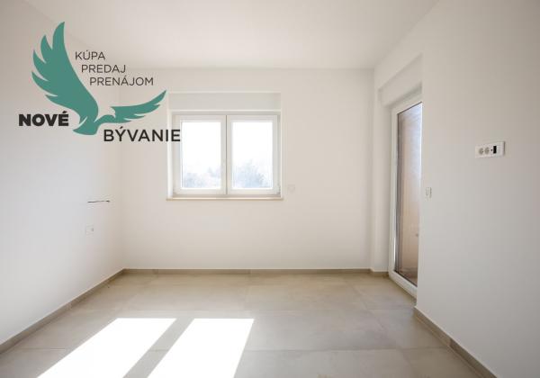 Novostavba apartmánu so záhradou blízko mora v Chorvátsku-Novalja-Pag