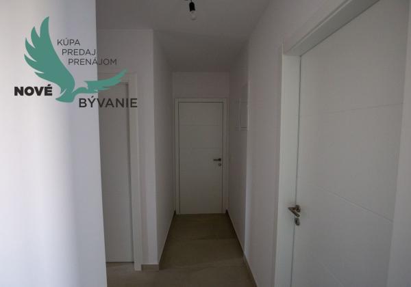 Novostavba apartmánu so záhradou blízko mora v Chorvátsku-Novalja-Pag