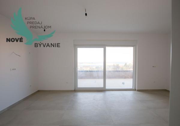 Novostavba apartmánu so záhradou blízko mora v Chorvátsku-Novalja-Pag