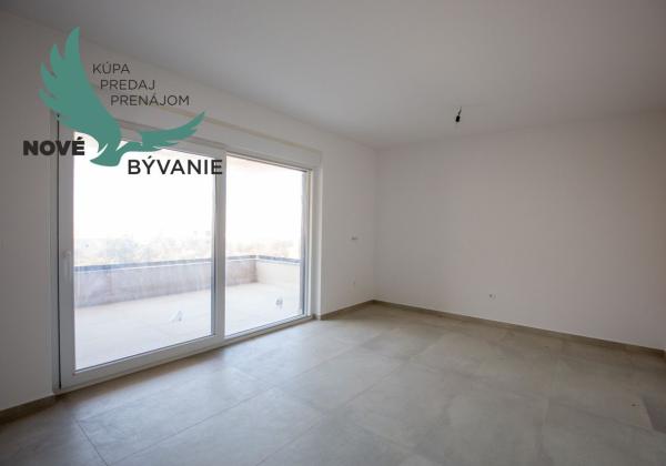 Novostavba apartmánu so záhradou blízko mora v Chorvátsku-Novalja-Pag