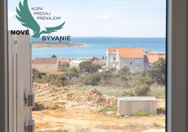 Novostavba apartmánu so záhradou blízko mora v Chorvátsku-Novalja-Pag