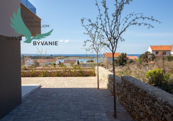 Novostavba apartmánu so záhradou blízko mora v Chorvátsku-Novalja-Pag