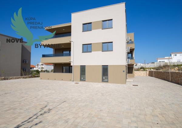 Novostavba apartmánu so záhradou blízko mora v Chorvátsku-Novalja-Pag