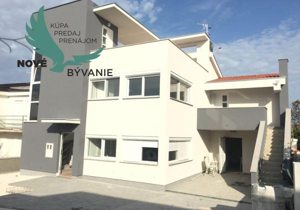 Chorvátsko - Exkluzívne na predaj luxusná vila 3x apartmán len 70 od mora