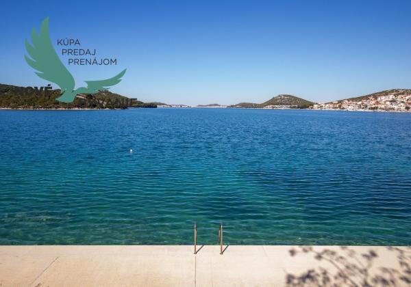 Exkluzívny dom v prvej rade s panoramatickým výhľadom na ostrove Murter v Chorvátsku