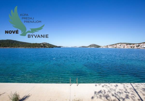 Exkluzívny dom v prvej rade s panoramatickým výhľadom na ostrove Murter v Chorvátsku