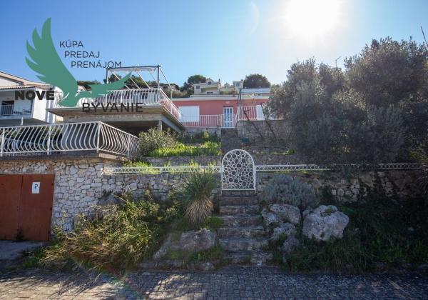 Exkluzívny dom v prvej rade s panoramatickým výhľadom na ostrove Murter v Chorvátsku