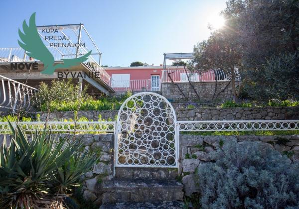 Exkluzívny dom v prvej rade s panoramatickým výhľadom na ostrove Murter v Chorvátsku