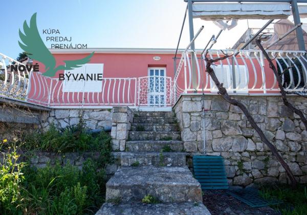 Exkluzívny dom v prvej rade s panoramatickým výhľadom na ostrove Murter v Chorvátsku